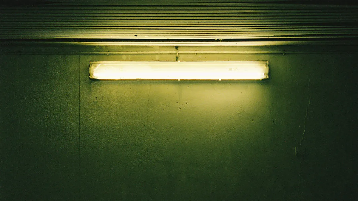 Kľúčové rozdiely medzi batmanovým LED svetlom Batman B1 a žiarivkami